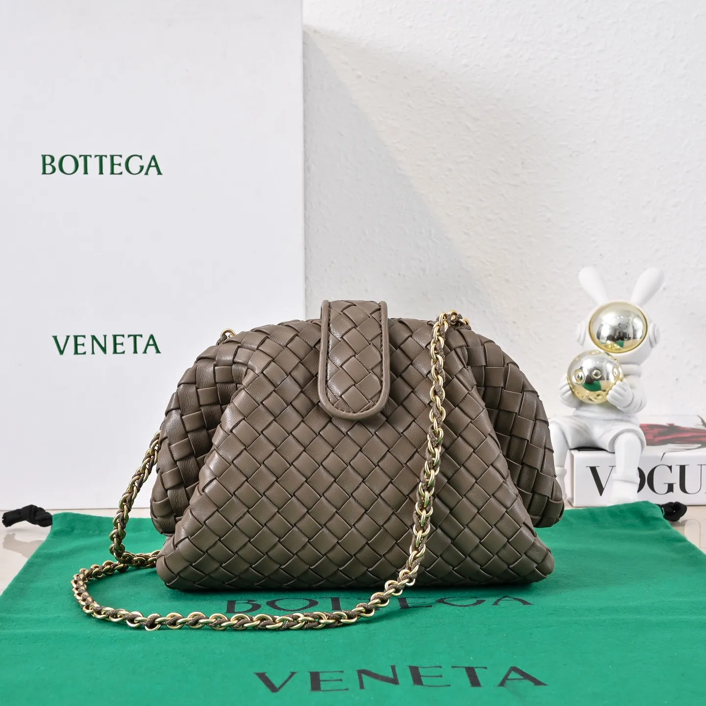 Batch 1880 BOTTEGA VENETA LAUREN 1980 small clutch bag is new! The small size that many people are squatting on is finally here. The self-adjustable zipper is a highlight of this bag. After being removed, it can be used as a handbag for important occasions. One bag unlocks two carrying methods at the same time. It is practical and has a unique sense of structure and beautiful lines. It is more elegant than a small cloud. It is a tribute to the classics and the pursuit of modernity. Style number: 4038 Size: 27*15*8cm